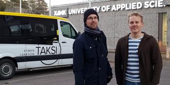 Kuva Xamk Yhteys junalle taksilla