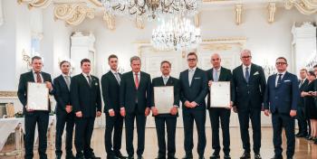 Kuva: Matti Porre/Tasavallan presidentin kanslia Palkitut yhteiskuvassa tasavallan presidentin kanssa