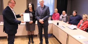 Kuva Mervi Liimatainen Sertifikaatin luovutus