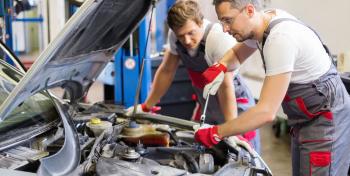 Kuva Shutterstock Nejronphoto Kaksi miestä korjaa autoa
