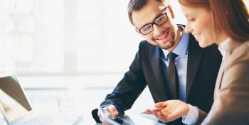 Kuva Shutterstock Mies ja nainen pöydän ääressä