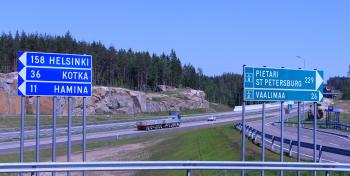 Kuva Mervi Liimatainen Mooottoritiellä Helsingin ja Pietarin tiekyltit