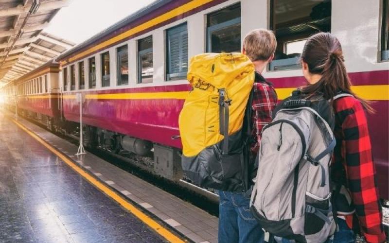 Kuva canva.com Kaksi nuorta nousemassa junaan