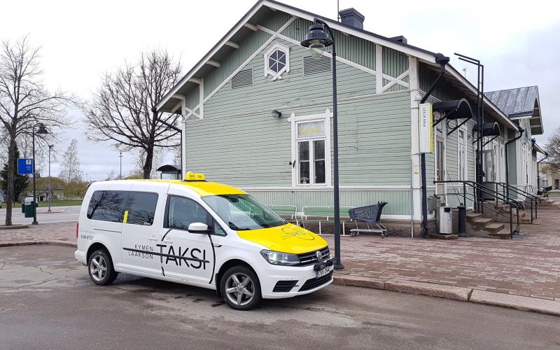 Kuva Esa Partanen Kimppataksi Haminan linja-autoasemalla