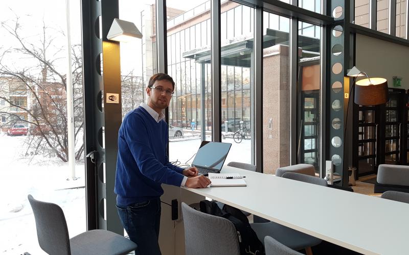 Kotkan Datariinassa kokeillaan keväällä aulan yleisten työpisteiden lisäksi erillistä yhteistyötilaa, kertoo Cursor Oy:n asiantuntija Esa Partanen. Kotkan Datariinassa kokeillaan keväällä aulan yleisten työpisteiden lisäksi erillistä yhteistyötilaa, kertoo Cursor Oy:n asiantuntija Esa Partanen.