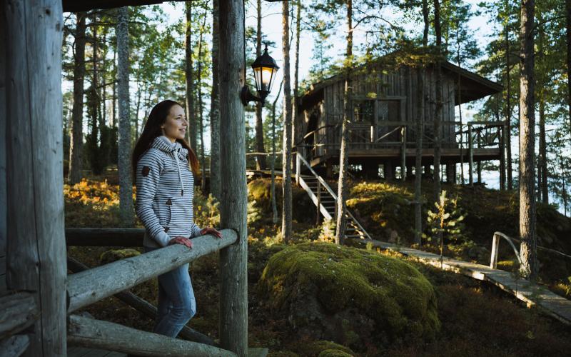 Kuva Joonas Linkola Nainen mökkikylässä