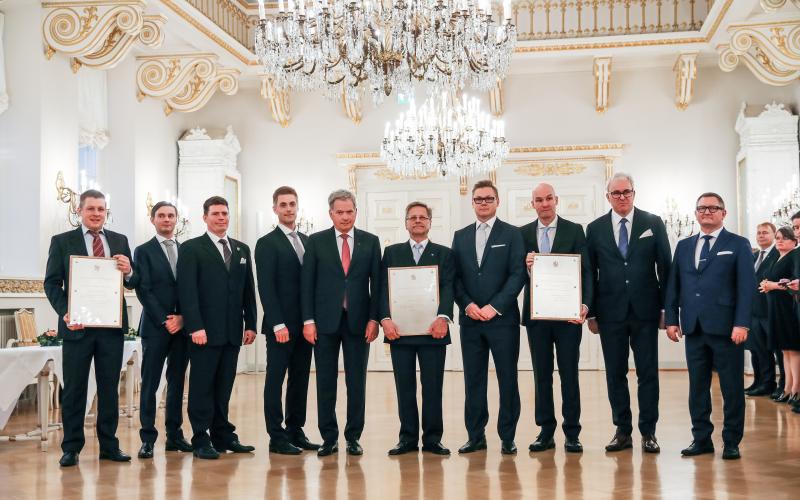 Kuva: Matti Porre/Tasavallan presidentin kanslia Palkitut yhteiskuvassa tasavallan presidentin kanssa