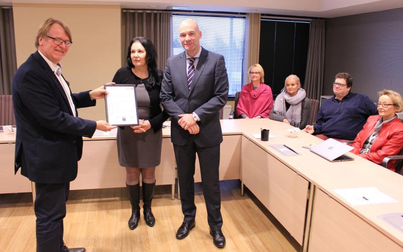 Kuva Mervi Liimatainen Sertifikaatin luovutus