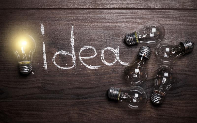 Kuva Shutterstock Ruslan Grumble Hehkulamppuja ja teksti "idea".