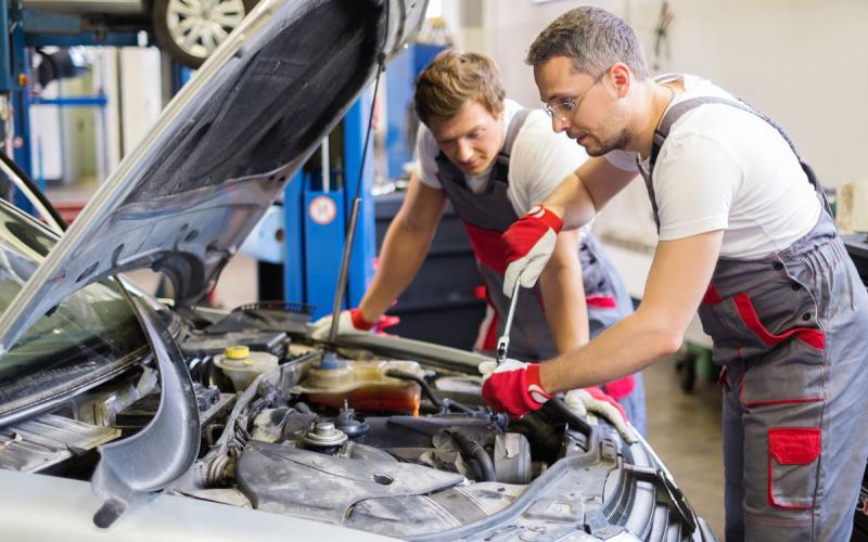 Kuva Shutterstock Nejronphoto Kaksi miestä korjaa autoa