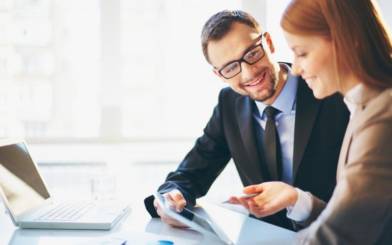 Kuva Shutterstock Mies ja nainen pöydän ääressä