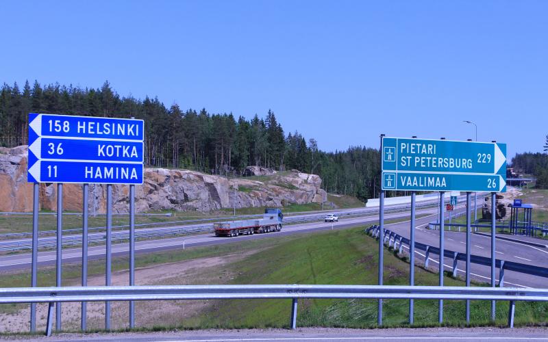 Kuva Mervi Liimatainen Mooottoritiellä Helsingin ja Pietarin tiekyltit