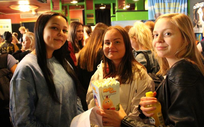 Mila Koponen (vas.), Eveliina Härkönen ja Siiri Turunen Kotkan Lyseosta Mila Koponen (vas.), Eveliina Härkönen ja Siiri Turunen Kotkan Lyseosta