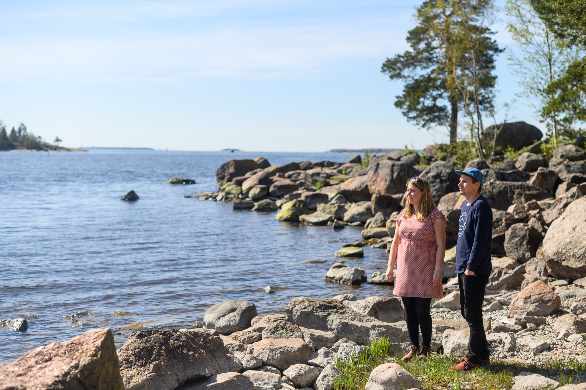 Kuva Lukas Pearsall Reetta Keränen ja Antti Kurko meren rannalla