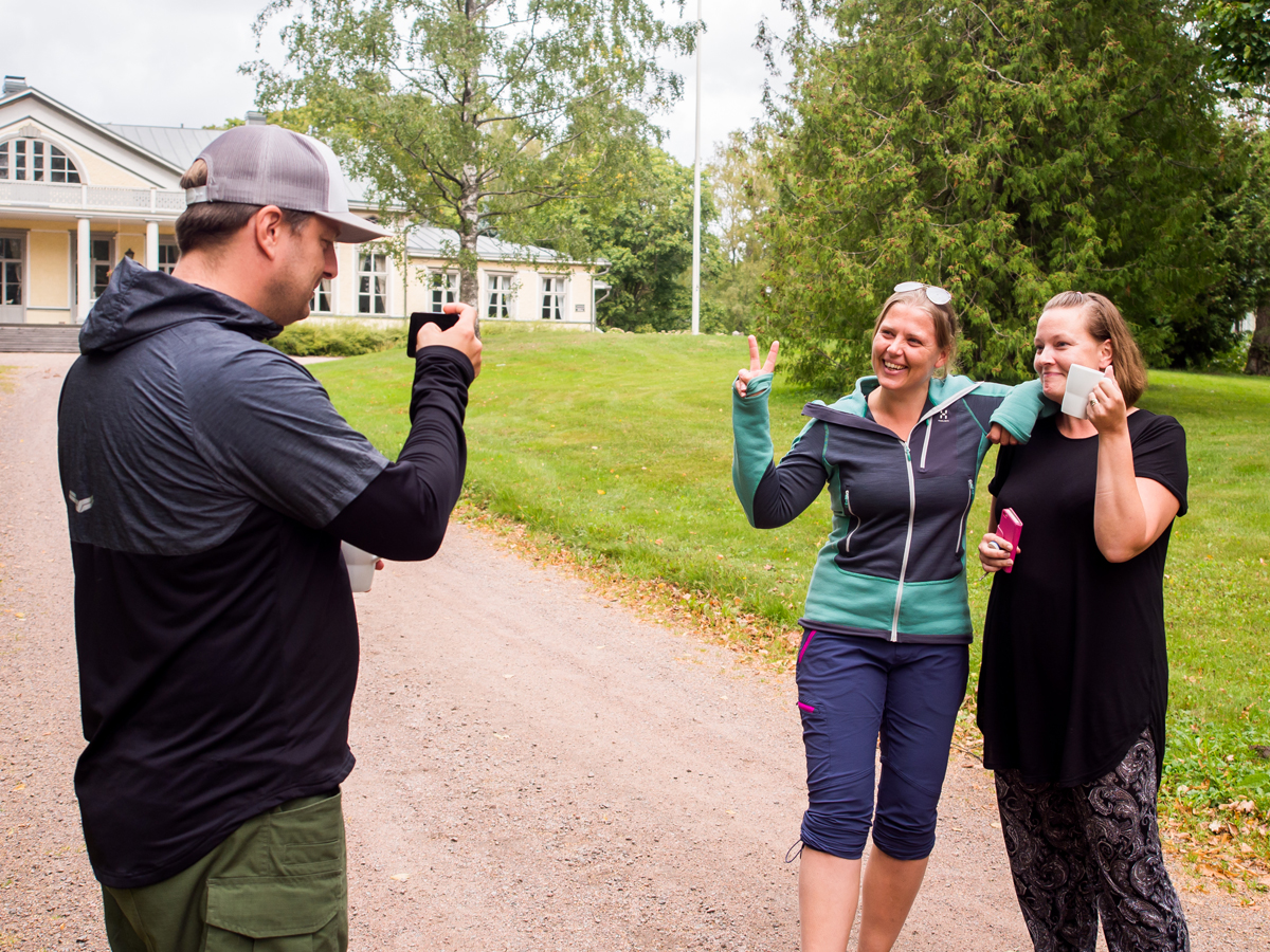 Tom Brunberg, Saana Jaakkola ja Katja Jankeri Harjun maisemissa kuva Katja Vaske Tom Brunberg, Saana Jaakkola ja Katja Jankeri Harjun maisemissa kuva Katja Vaske