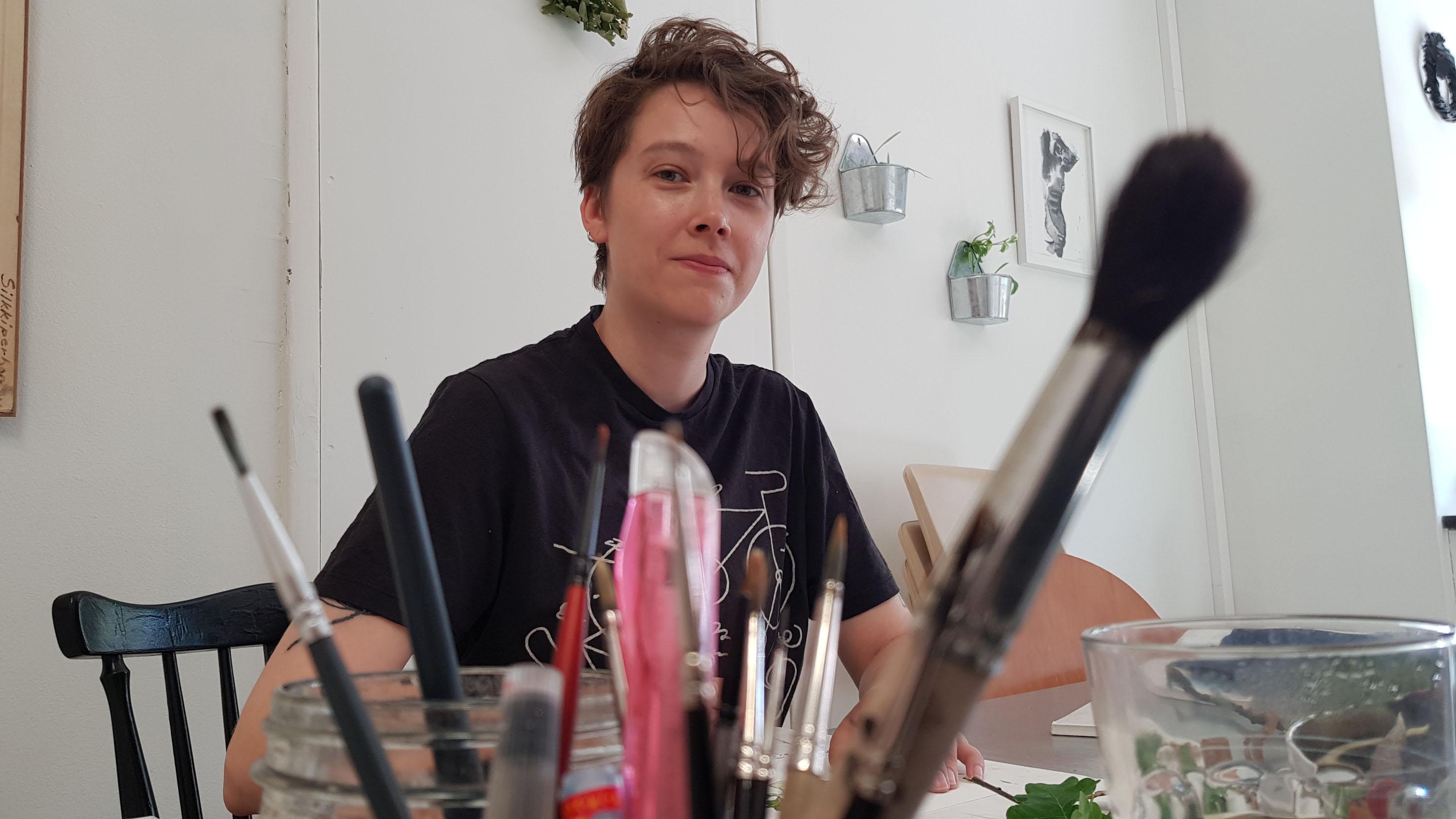 Kuva Kari Taimisto Udi Salmiaitta työhuoneellaan