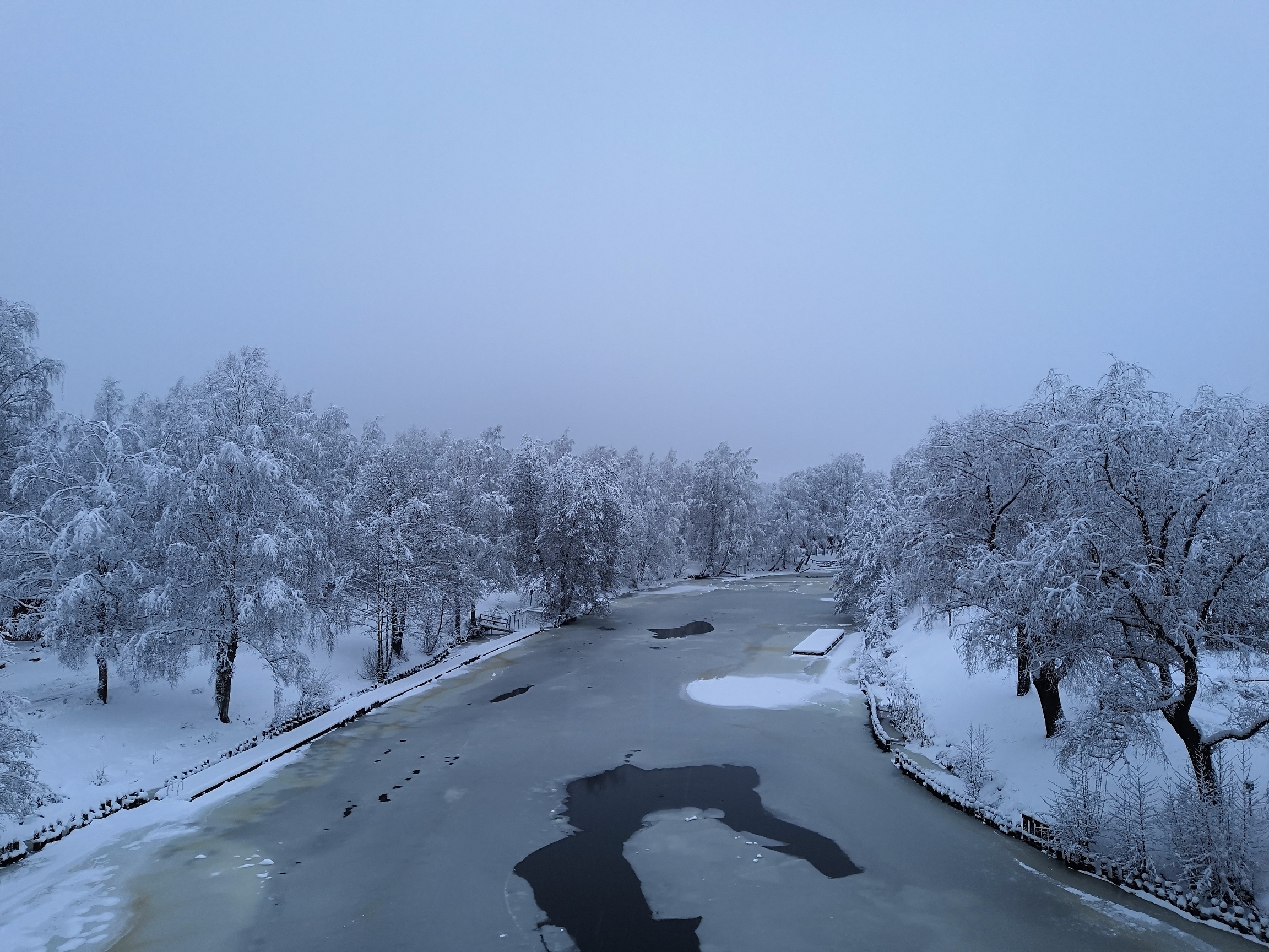 Jokipuisto talviasussa Karhulan Jokipuisto talvella