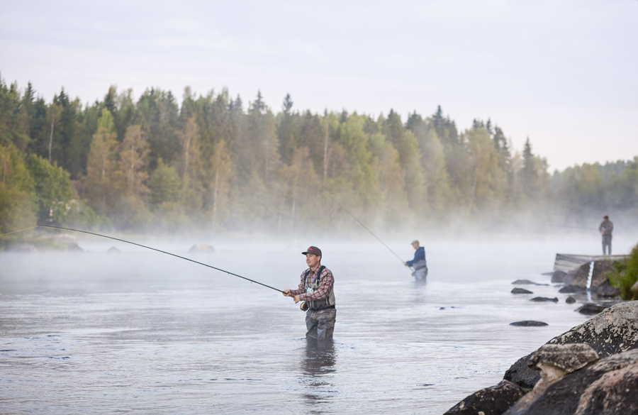 Kalastaja Kymijoella, kuva: Jukka Koskinen Kalastajia Kymijoella