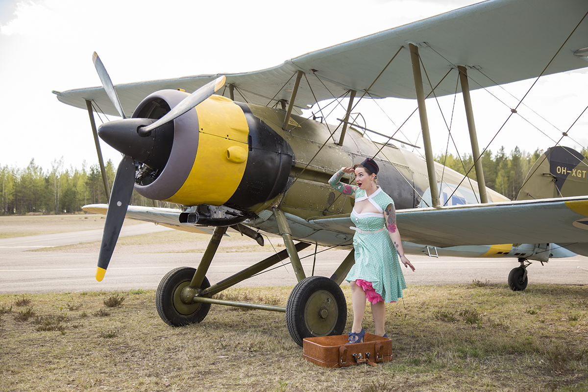 Pin up girl Kymin lentomuseossa Pin up girl Kymin lentomuseossa