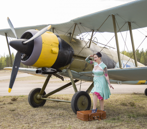 Pin up girl Kymin lentomuseossa Pin up girl Kymin lentomuseossa